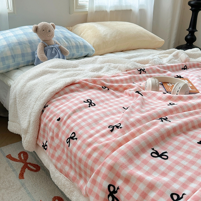 91家纺网 家纺一手货源 找家纺 繁花家居 2024新款牛奶绒洛丽塔系列毛毯 粉格少女心