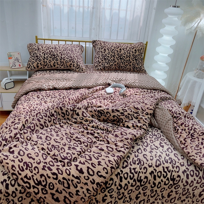 91家纺网 家纺一手货源 找家纺 暖居 2024新款牛奶绒豆豆被床盖四件套 经典豹纹