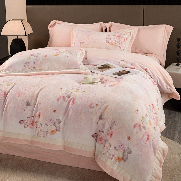 91家纺网 家纺一手货源 找家纺 时亿家居 2024新款260g牛奶棉绒数码印花四件套-花海清梦 花海清梦-粉