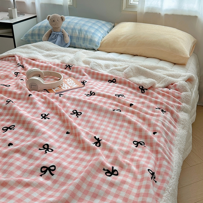 91家纺网 家纺一手货源 找家纺 繁花家居 2024新款牛奶绒洛丽塔系列毛毯 粉格少女心