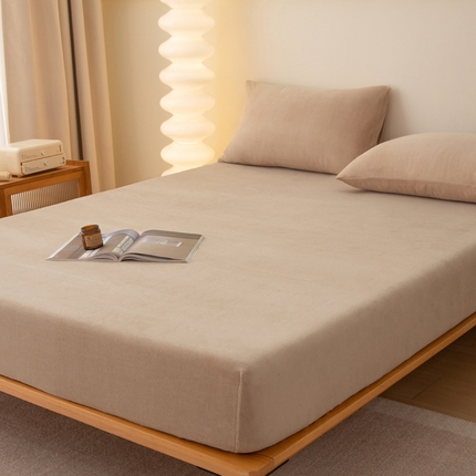 91家纺网 家纺一手货源 找家纺 棉乐町家居 2025新款舒适纯色牛奶绒床笠 茶咖色