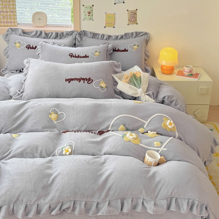 91家纺网 家纺一手货源 找家纺 金米诺 2024新款牛奶绒毛巾绣四件套 高级灰