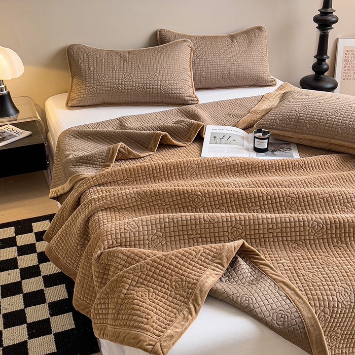 91家纺网 家纺一手货源 找家纺 羽爱家纺 2024新款A类莫代尔宝宝绒床盖三件套 焦糖色