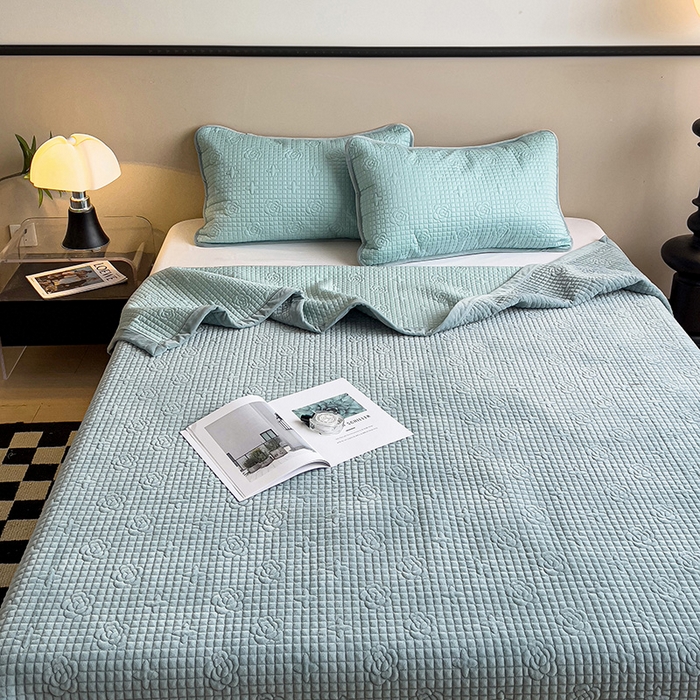 91家纺网 家纺一手货源 找家纺 羽爱家纺 2024新款A类莫代尔宝宝绒床盖三件套 湖水蓝