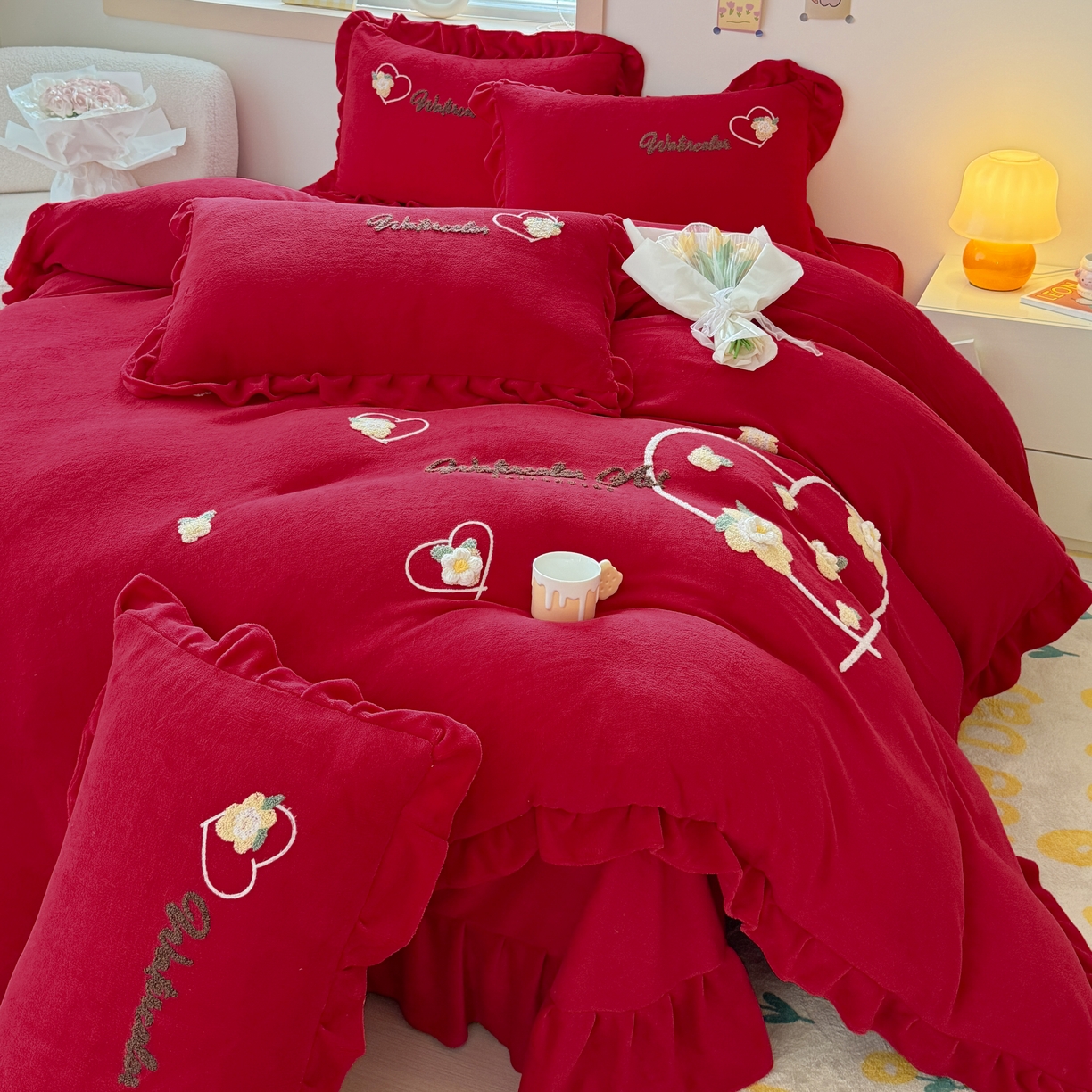 91家纺网 家纺一手货源 找家纺 金米诺 2024新款牛奶绒毛巾绣四件套 大红