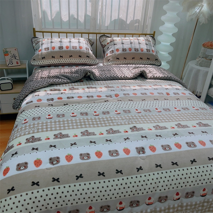 91家纺网 家纺一手货源 找家纺 暖居 2024新款牛奶绒豆豆被床盖四件套 蛋糕熊