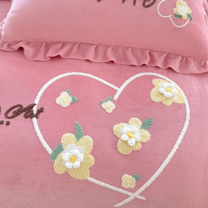 91家纺网 家纺一手货源 找家纺 金米诺 2024新款牛奶绒毛巾绣四件套 豆沙