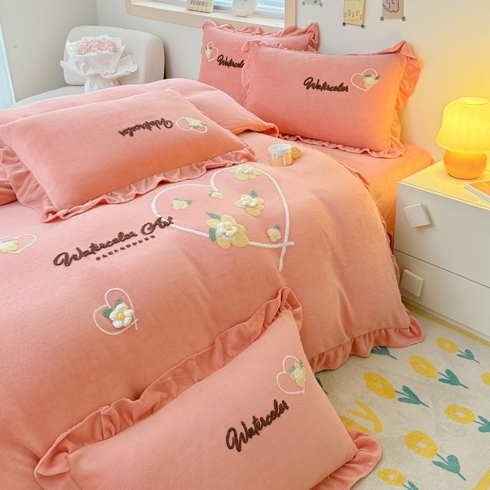 91家纺网 家纺一手货源 找家纺 金米诺 2024新款牛奶绒毛巾绣四件套 粉玉