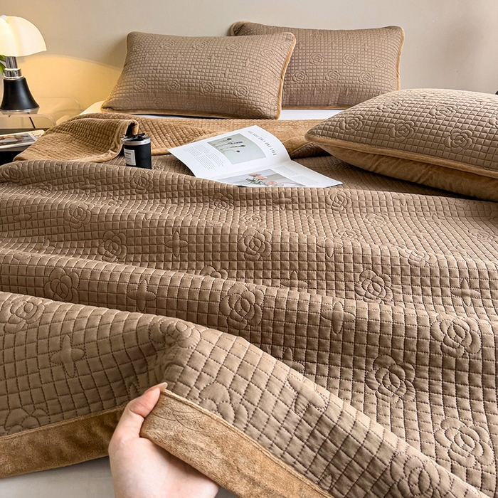 91家纺网 家纺一手货源 找家纺 羽爱家纺 2024新款A类莫代尔宝宝绒床盖三件套 焦糖色