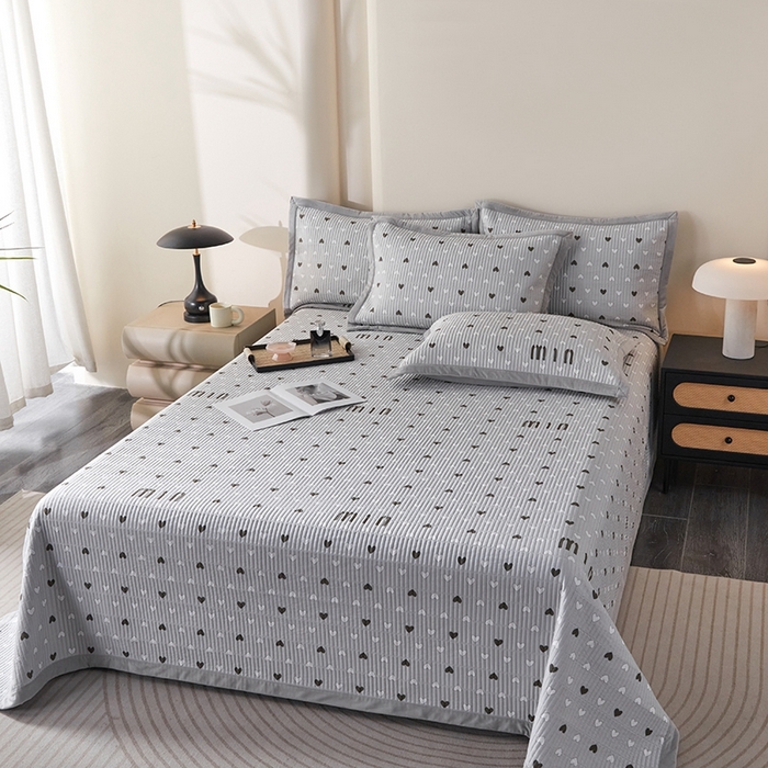 91家纺网 家纺一手货源 找家纺 莎果家纺 2025秋冬一面天丝一面绒高温砂洗床盖三件套 怦然心动-灰