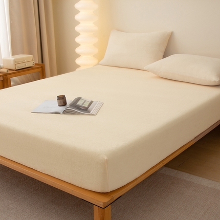 91家纺网 家纺一手货源 找家纺 棉乐町家居 2025新款舒适纯色牛奶绒床笠 可可米