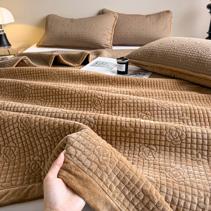 91家纺网 家纺一手货源 找家纺 羽爱家纺 2024新款A类莫代尔宝宝绒床盖三件套 焦糖色