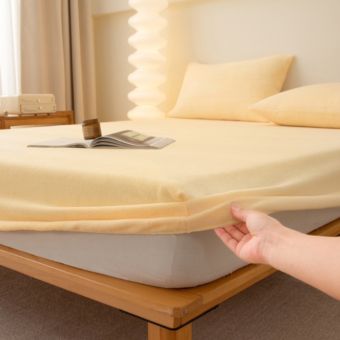 91家纺网 家纺一手货源 找家纺 棉乐町家居 2025新款舒适纯色牛奶绒床笠 婴儿黄