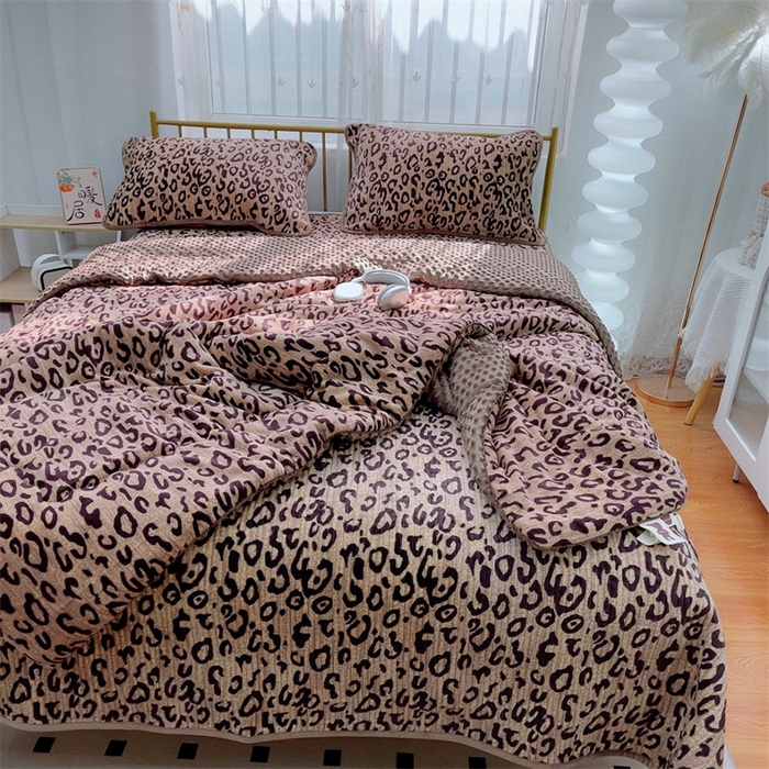 91家纺网 家纺一手货源 找家纺 暖居 2024新款牛奶绒豆豆被床盖四件套 经典豹纹