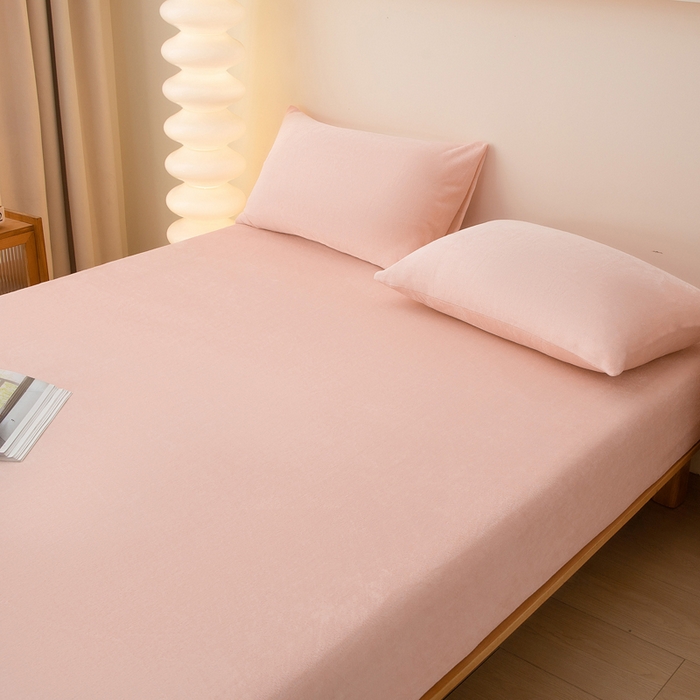 91家纺网 家纺一手货源 找家纺 棉乐町家居 2025新款舒适纯色牛奶绒床笠 绯玉色