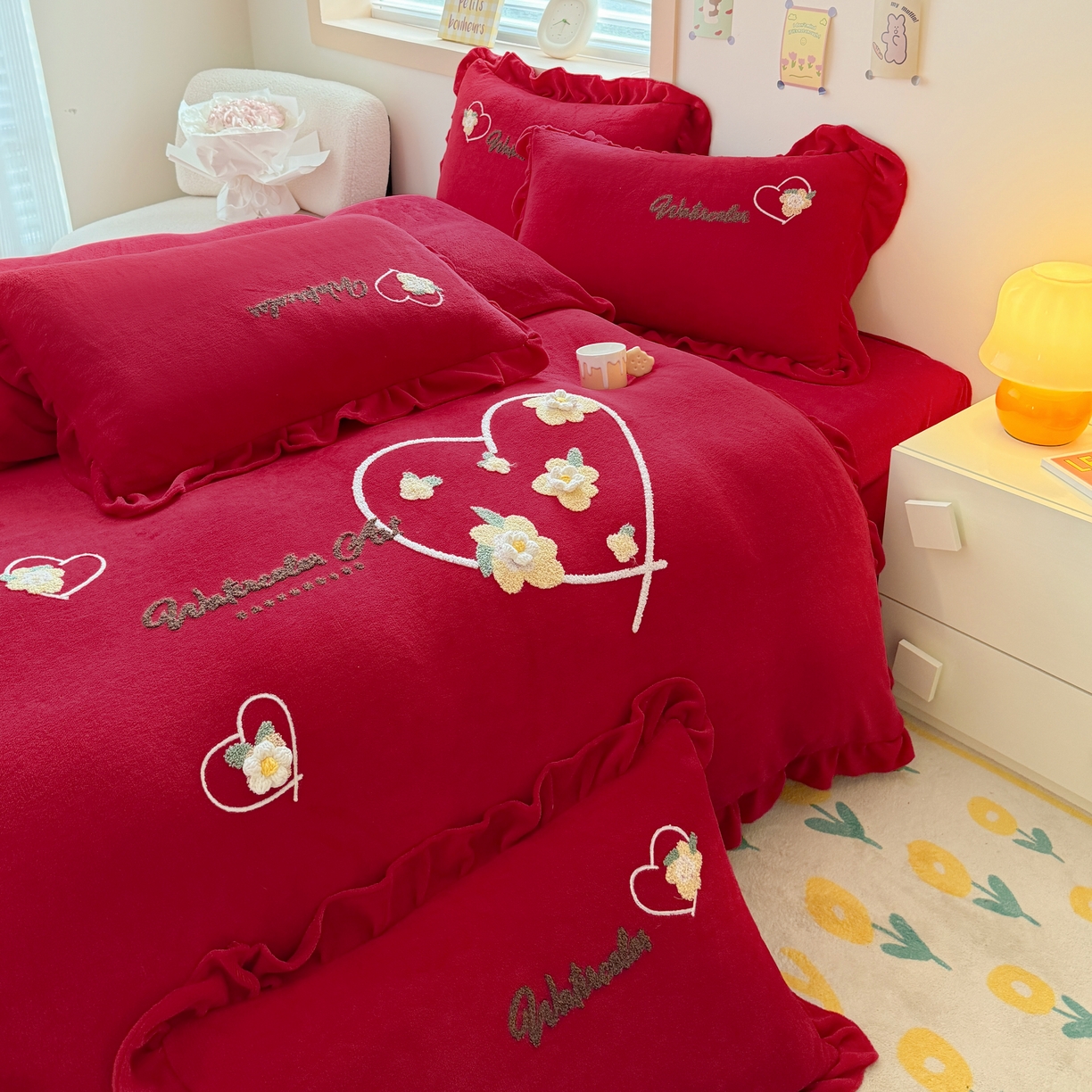 91家纺网 家纺一手货源 找家纺 金米诺 2024新款牛奶绒毛巾绣四件套 大红