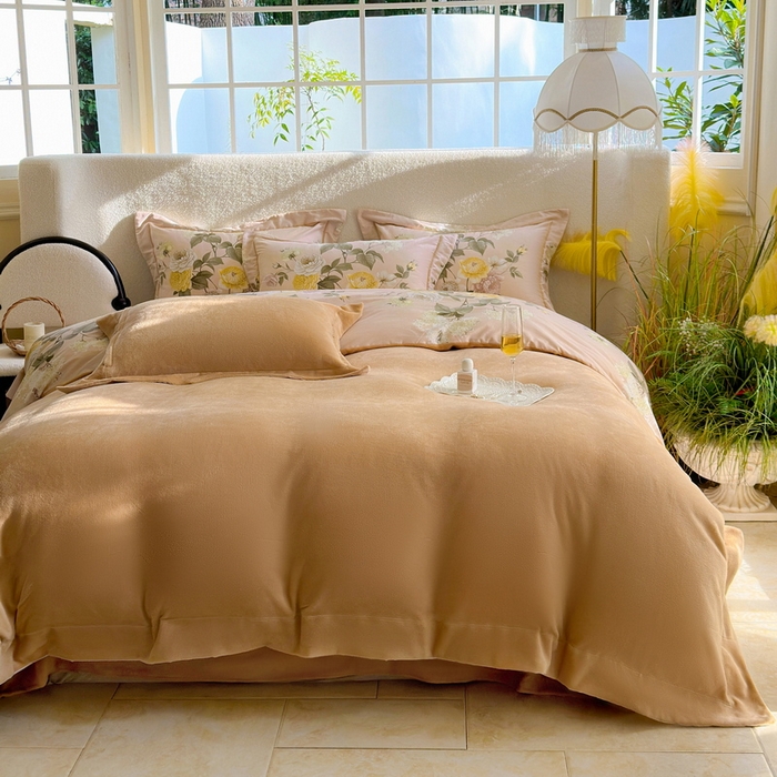 91家纺网 家纺一手货源 找家纺 7V 2024新款单件被套A纯棉B牛奶绒轻奢大宽边一字绣A类133*76全棉喷气宽幅长绒棉高克重全工艺牛奶绒 花绘-粉