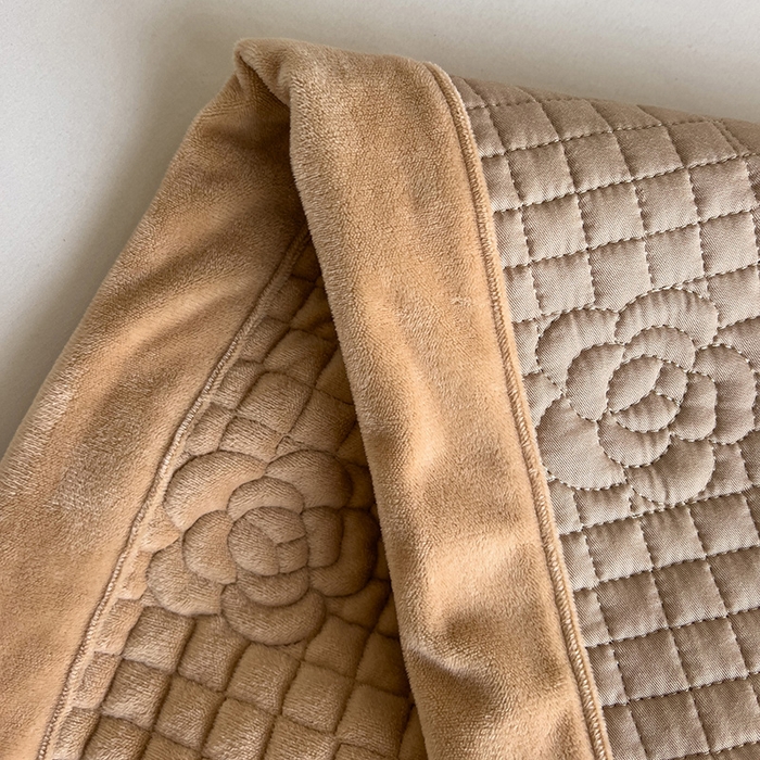 91家纺网 家纺一手货源 找家纺 羽爱家纺 2024新款A类莫代尔宝宝绒床盖三件套 卡其色