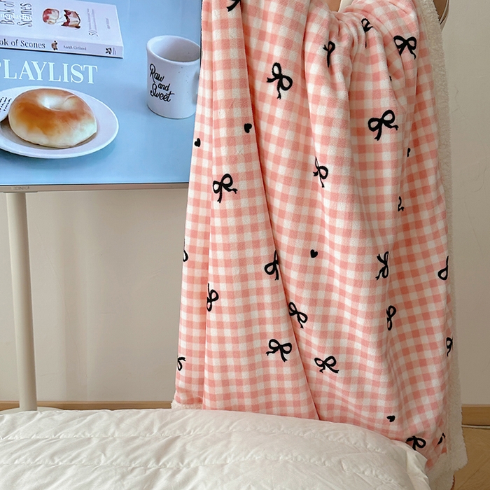 91家纺网 家纺一手货源 找家纺 繁花家居 2024新款牛奶绒洛丽塔系列毛毯 粉格少女心