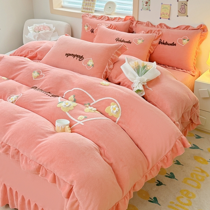 91家纺网 家纺一手货源 找家纺 金米诺 2024新款牛奶绒毛巾绣四件套 粉玉