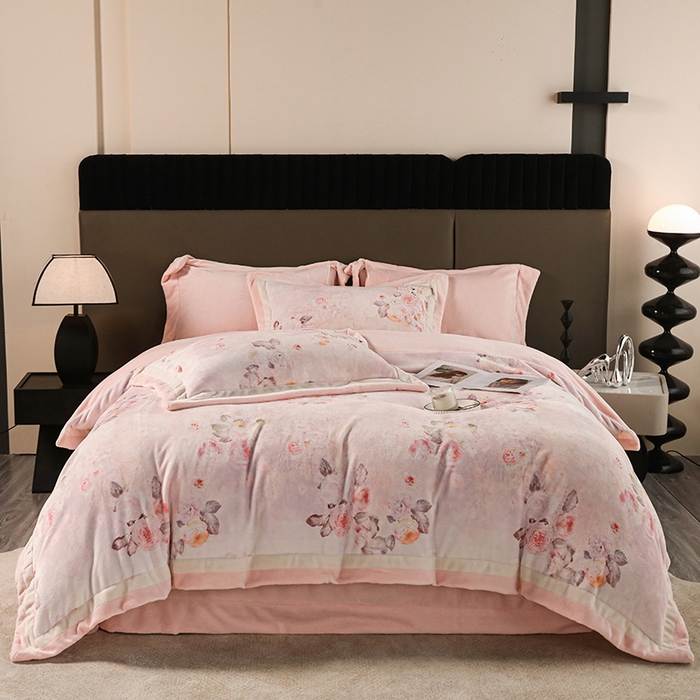 91家纺网 家纺一手货源 找家纺 时亿家居 2024新款260g牛奶棉绒数码印花四件套-花海清梦 花海清梦-粉