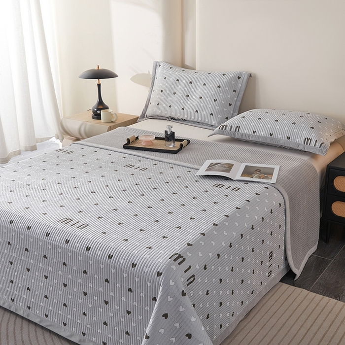 91家纺网 家纺一手货源 找家纺 莎果家纺 2025秋冬一面天丝一面绒高温砂洗床盖三件套 怦然心动-灰
