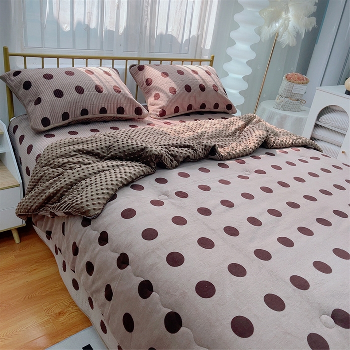 91家纺网 家纺一手货源 找家纺 暖居 2024新款牛奶绒豆豆被床盖四件套 咖色大波点