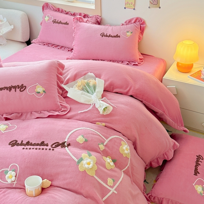 91家纺网 家纺一手货源 找家纺 金米诺 2024新款牛奶绒毛巾绣四件套 豆沙