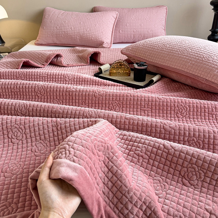 91家纺网 家纺一手货源 找家纺 羽爱家纺 2024新款A类莫代尔宝宝绒床盖三件套 豆沙粉