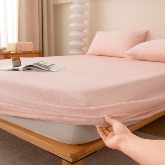 91家纺网 家纺一手货源 找家纺 棉乐町家居 2025新款舒适纯色牛奶绒床笠 绯玉色