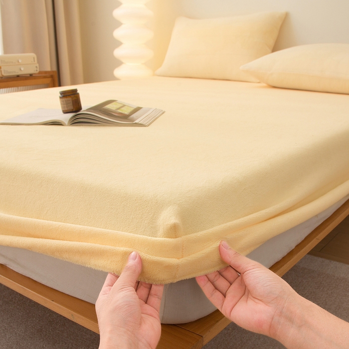 91家纺网 家纺一手货源 找家纺 棉乐町家居 2025新款舒适纯色牛奶绒床笠 婴儿黄