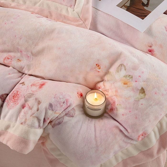 91家纺网 家纺一手货源 找家纺 时亿家居 2024新款260g牛奶棉绒数码印花四件套-花海清梦 花海清梦-粉