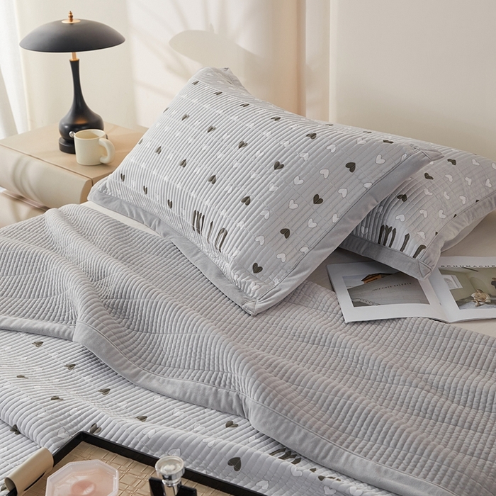 91家纺网 家纺一手货源 找家纺 莎果家纺 2025秋冬一面天丝一面绒高温砂洗床盖三件套 怦然心动-灰