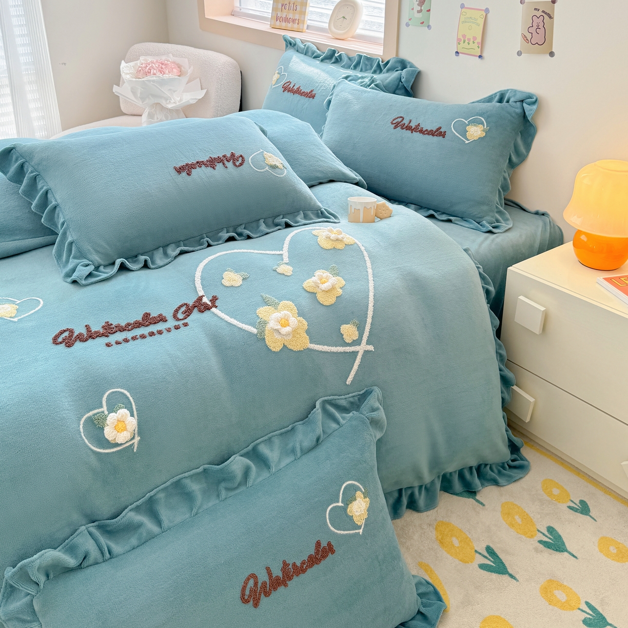 91家纺网 家纺一手货源 找家纺 金米诺 2024新款牛奶绒毛巾绣四件套 淡雅青