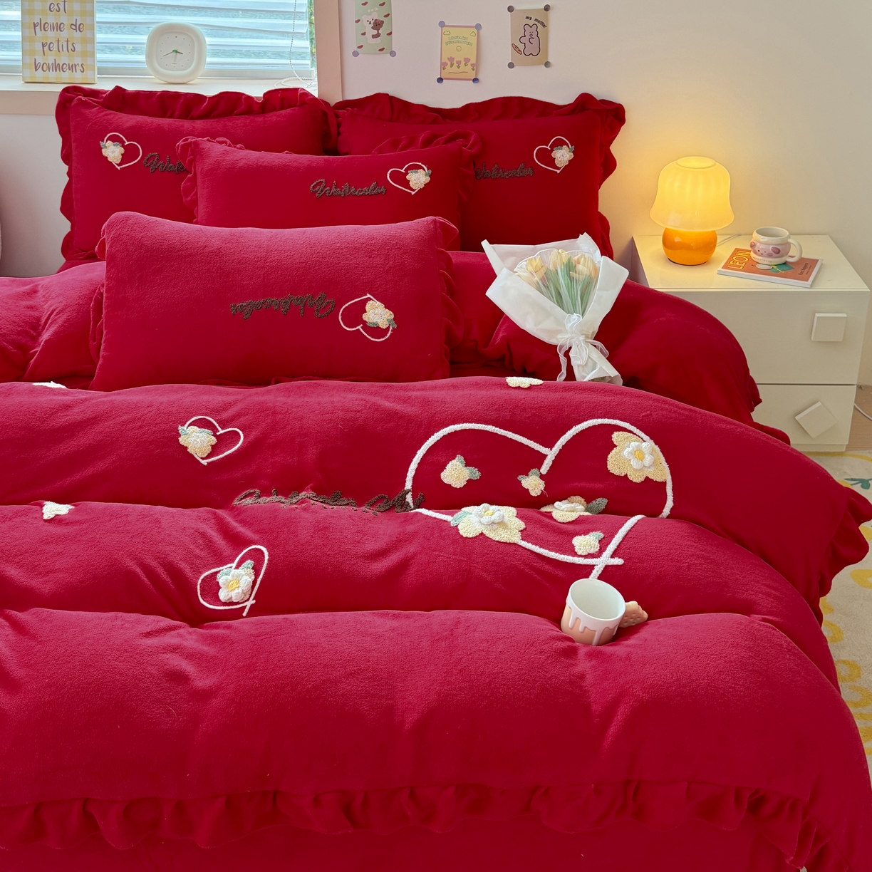 91家纺网 家纺一手货源 找家纺 金米诺 2024新款牛奶绒毛巾绣四件套 大红