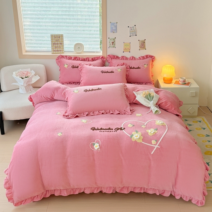 91家纺网 家纺一手货源 找家纺 金米诺 2024新款牛奶绒毛巾绣四件套 豆沙