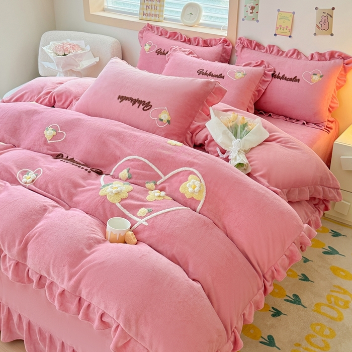 91家纺网 家纺一手货源 找家纺 金米诺 2024新款牛奶绒毛巾绣四件套 豆沙