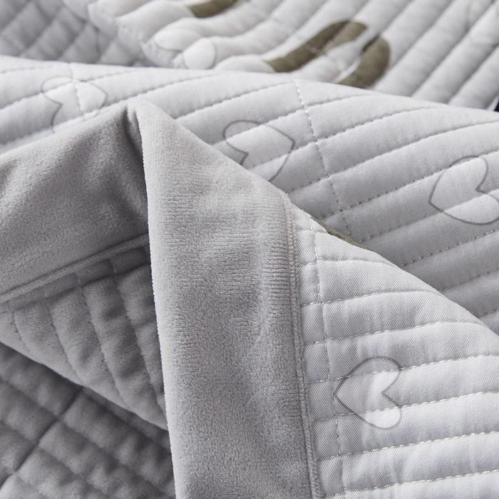 91家纺网 家纺一手货源 找家纺 莎果家纺 2025秋冬一面天丝一面绒高温砂洗床盖三件套 怦然心动-灰