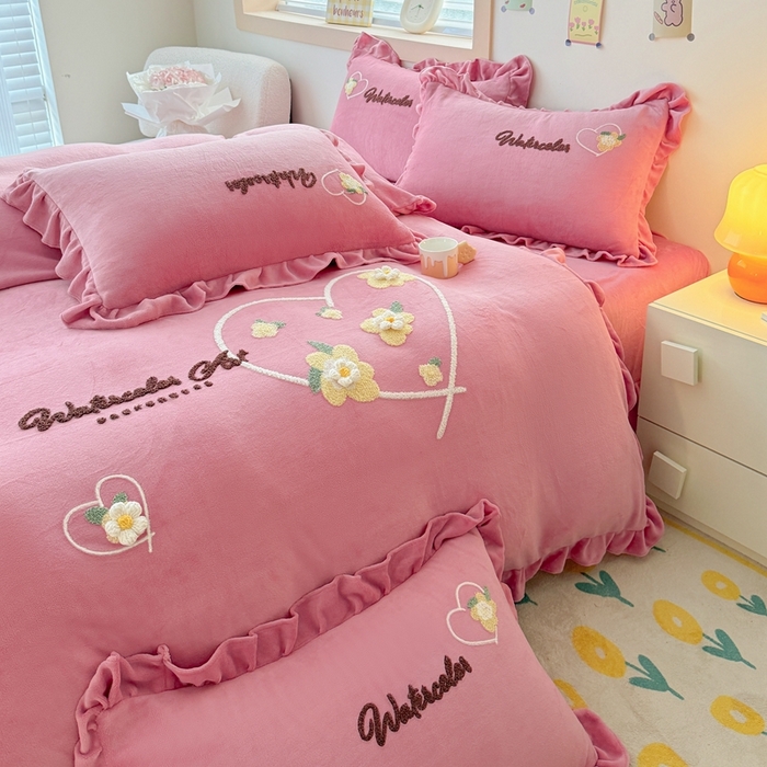 91家纺网 家纺一手货源 找家纺 金米诺 2024新款牛奶绒毛巾绣四件套 豆沙