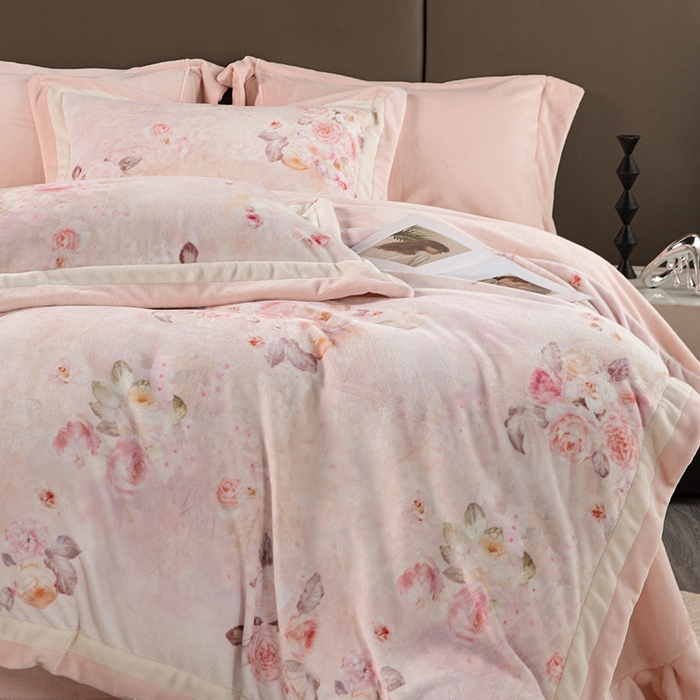 91家纺网 家纺一手货源 找家纺 时亿家居 2024新款260g牛奶棉绒数码印花四件套-花海清梦 花海清梦-粉