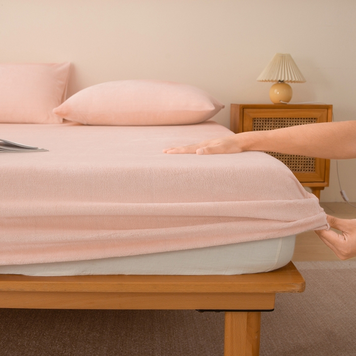 91家纺网 家纺一手货源 找家纺 棉乐町家居 2025新款舒适纯色牛奶绒床笠 绯玉色