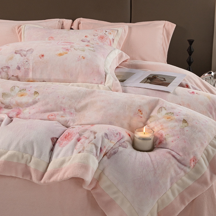 91家纺网 家纺一手货源 找家纺 时亿家居 2024新款260g牛奶棉绒数码印花四件套-花海清梦 花海清梦-粉