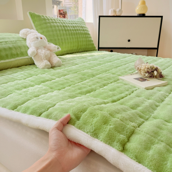 91家纺网 家纺一手货源 找家纺 卡伦家纺 2025新款兔毛绒高克重保暖床垫床褥 薄荷绿