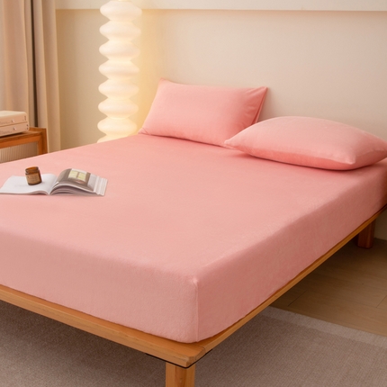 91家纺网 家纺一手货源 找家纺 棉乐町家居 2025新款舒适纯色牛奶绒床笠 婴儿粉