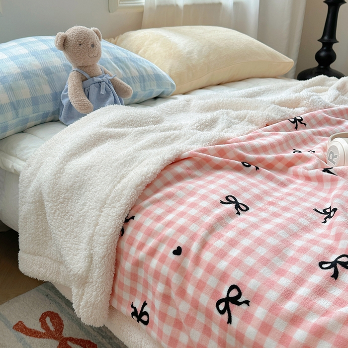 91家纺网 家纺一手货源 找家纺 繁花家居 2024新款牛奶绒洛丽塔系列毛毯 粉格少女心