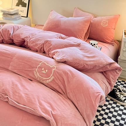 91家纺网 家纺一手货源 找家纺 （总）yyds网供 【场景一】短绒小熊刺绣水晶绒四件套轻奢秋冬牛奶绒简约-小熊系列