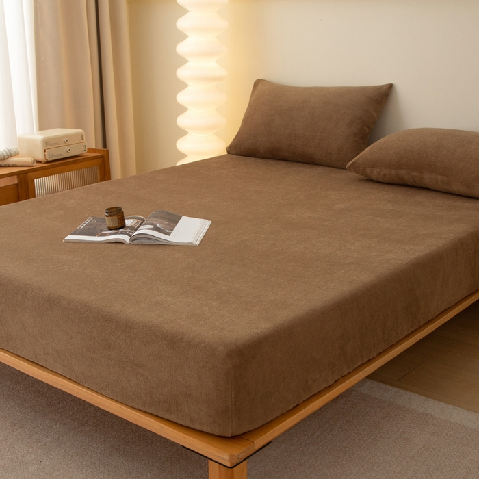 91家纺网 家纺一手货源 找家纺 首爱家纺 2025新款舒适纯色牛奶绒床笠 碳咖色