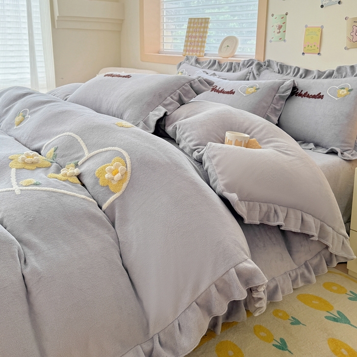 91家纺网 家纺一手货源 找家纺 金米诺 2024新款牛奶绒毛巾绣四件套 高级灰