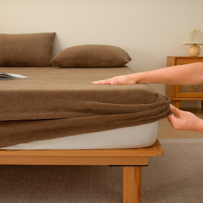 91家纺网 家纺一手货源 找家纺 首爱家纺 2025新款舒适纯色牛奶绒床笠 碳咖色