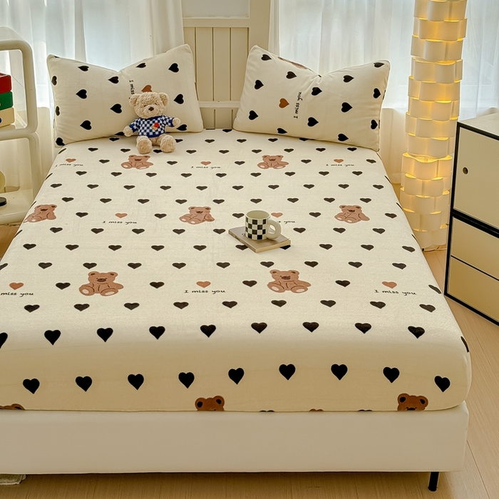 91家纺网 家纺一手货源 找家纺 金丝鸟家纺 2024新款200g牛奶绒单床笠系列 黑色爱心熊